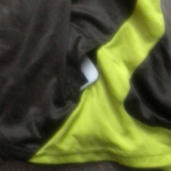 Sleeveless Workout Shirt with media pocket sz L - Picture 4 of 4